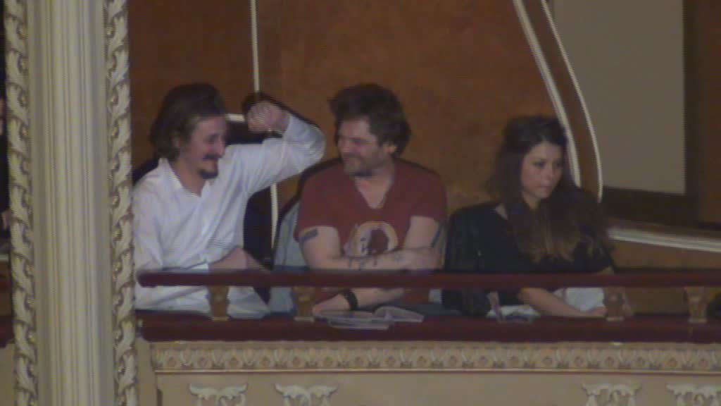 Florin se amuza teribil pe seama unui actor aflat in loja cu el