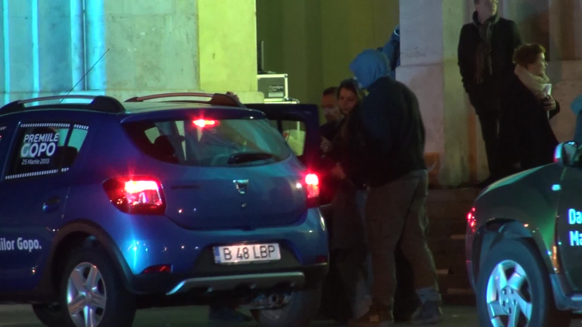 Ca un adevarat gentelman, Piersic ii deschide portiera iubitei sale