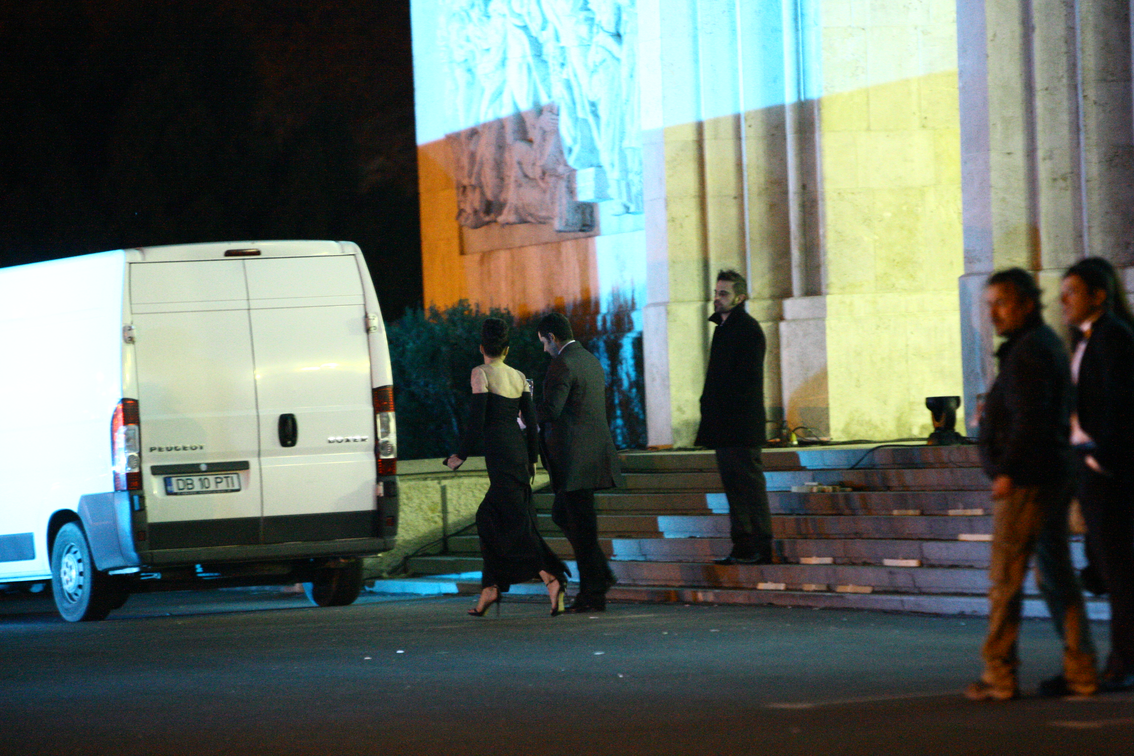 Cei doi se indreapta spre masina barbatului