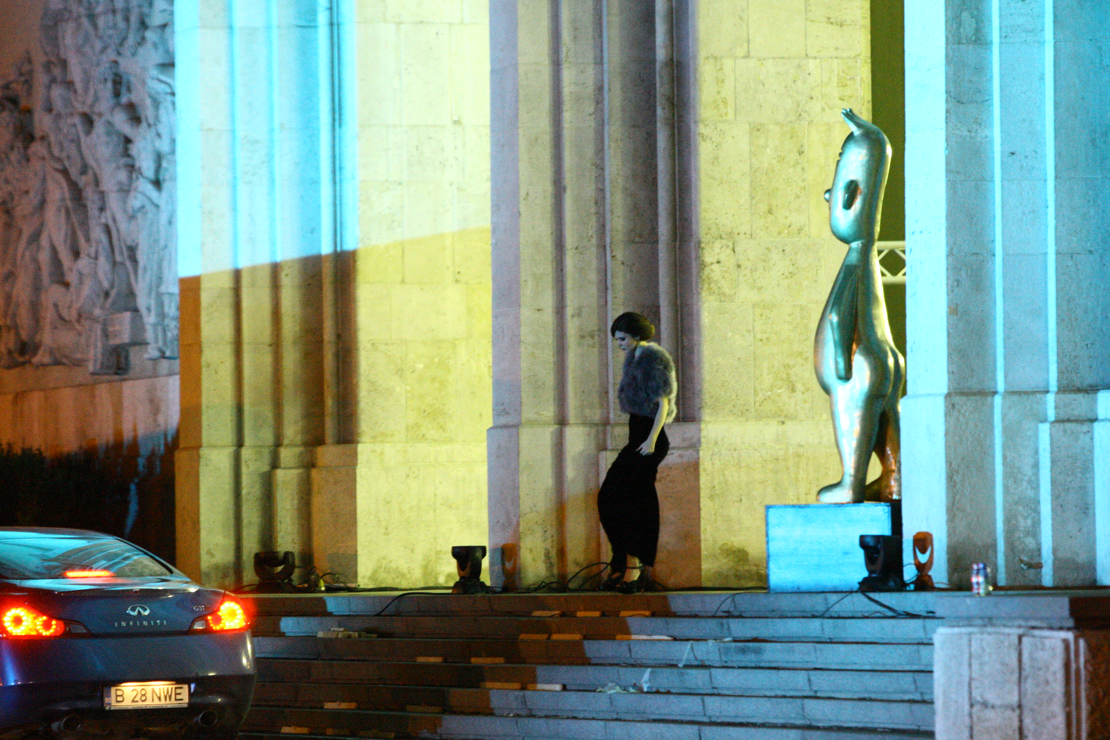 Pentru a nu ingheta de frig, Anca Rusu a asteptat in hol ca iubitul ei sa aduca masina