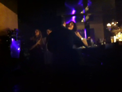 Barbatul a luat-o pe domnisoara la un blues, desi piesa de pe fundal era una dinamica