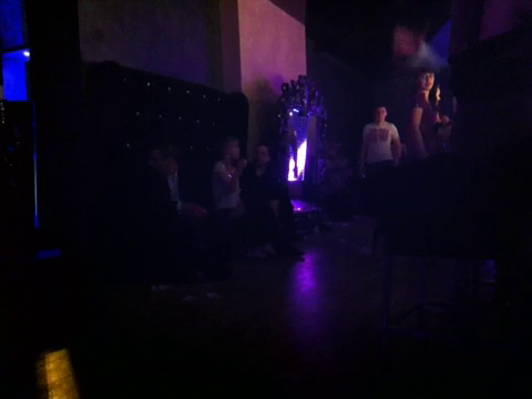 Obosit, Moghazehi se aseaza pe canapea alaturi de o blonda, pe care o invitase la dans cu cateva minute mai devreme