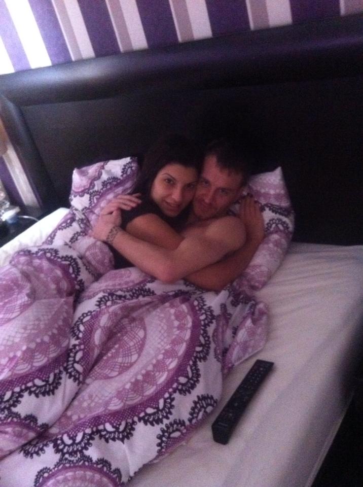 Pentru a demonstra ca sunt mai fericiti ca niciodata, Tonciu si Mitea s-au fotografiat...in pat.
