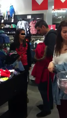 In timp ce Ioana isi tinea hainele pe care le cumparase, tatal ei ii cara haina