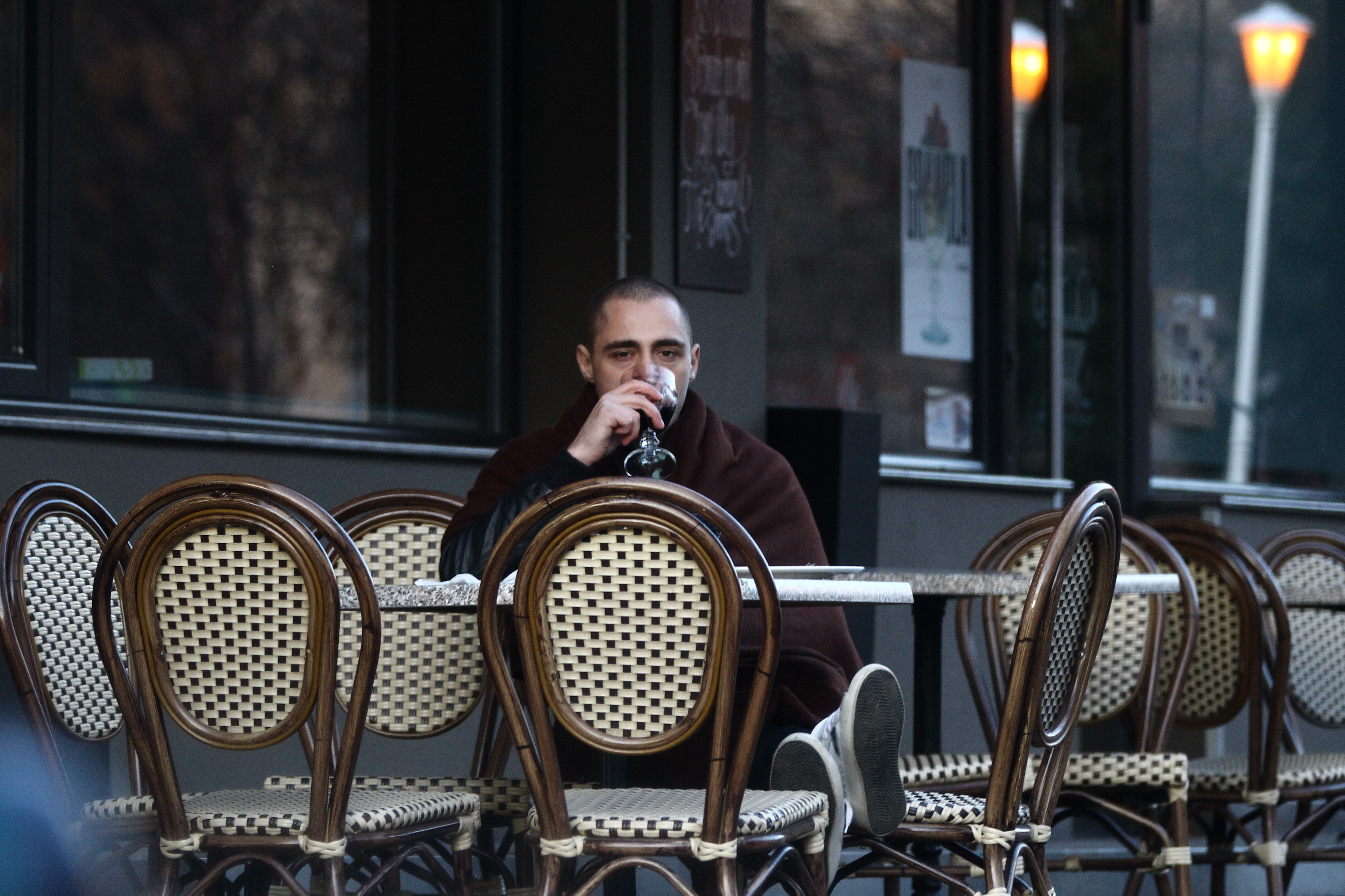 Infofolit in paturi, Vladimir pare rupt dintr-o scena din Cina cea de Taina: mananca paine goala si bea vin