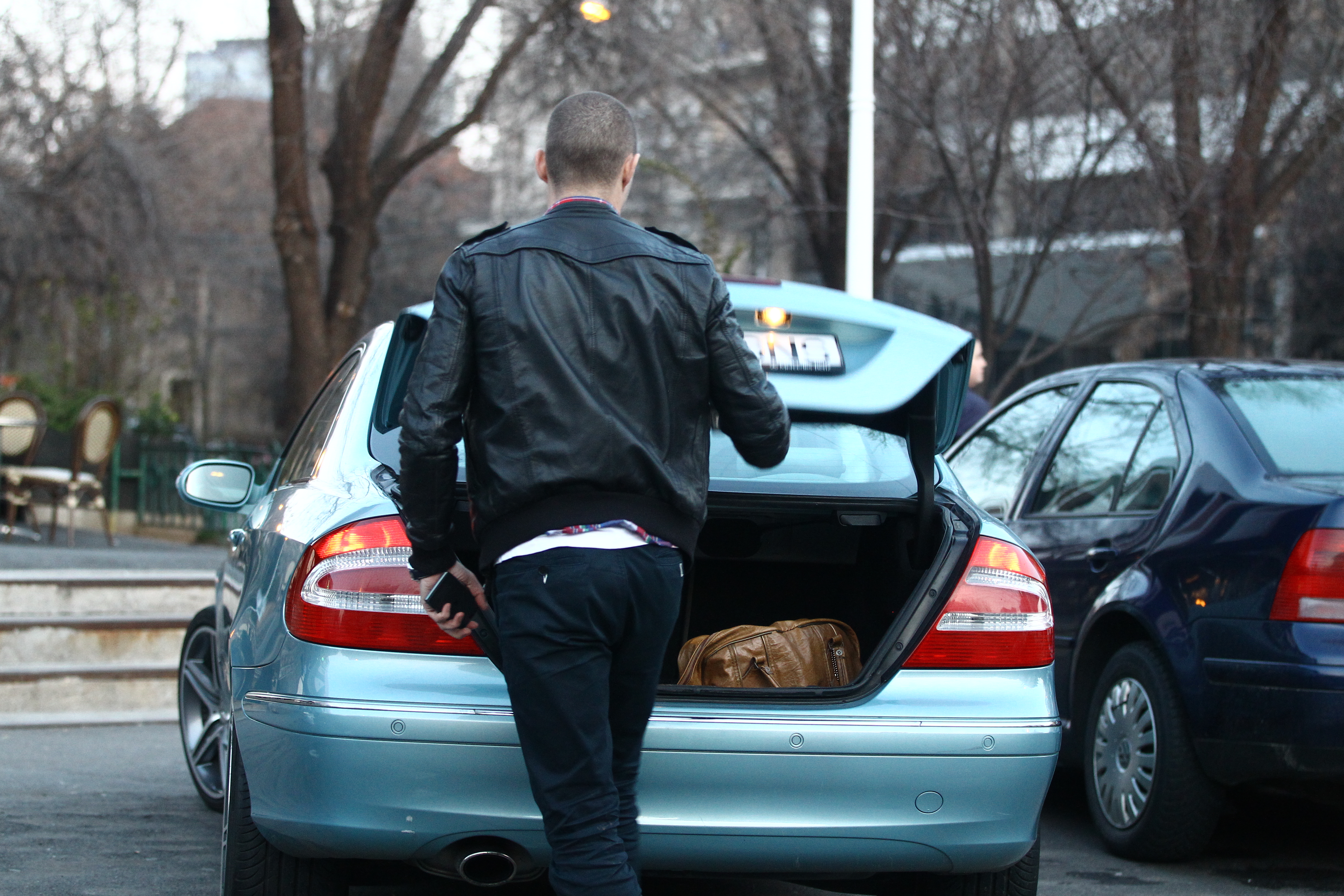 Actorul pune in portbagaj tricoul pe care l-a folosit la restaurant pe post de fular