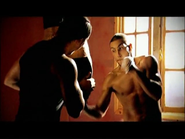 In primul videoclip, Velea nu avea niciun tatuaj