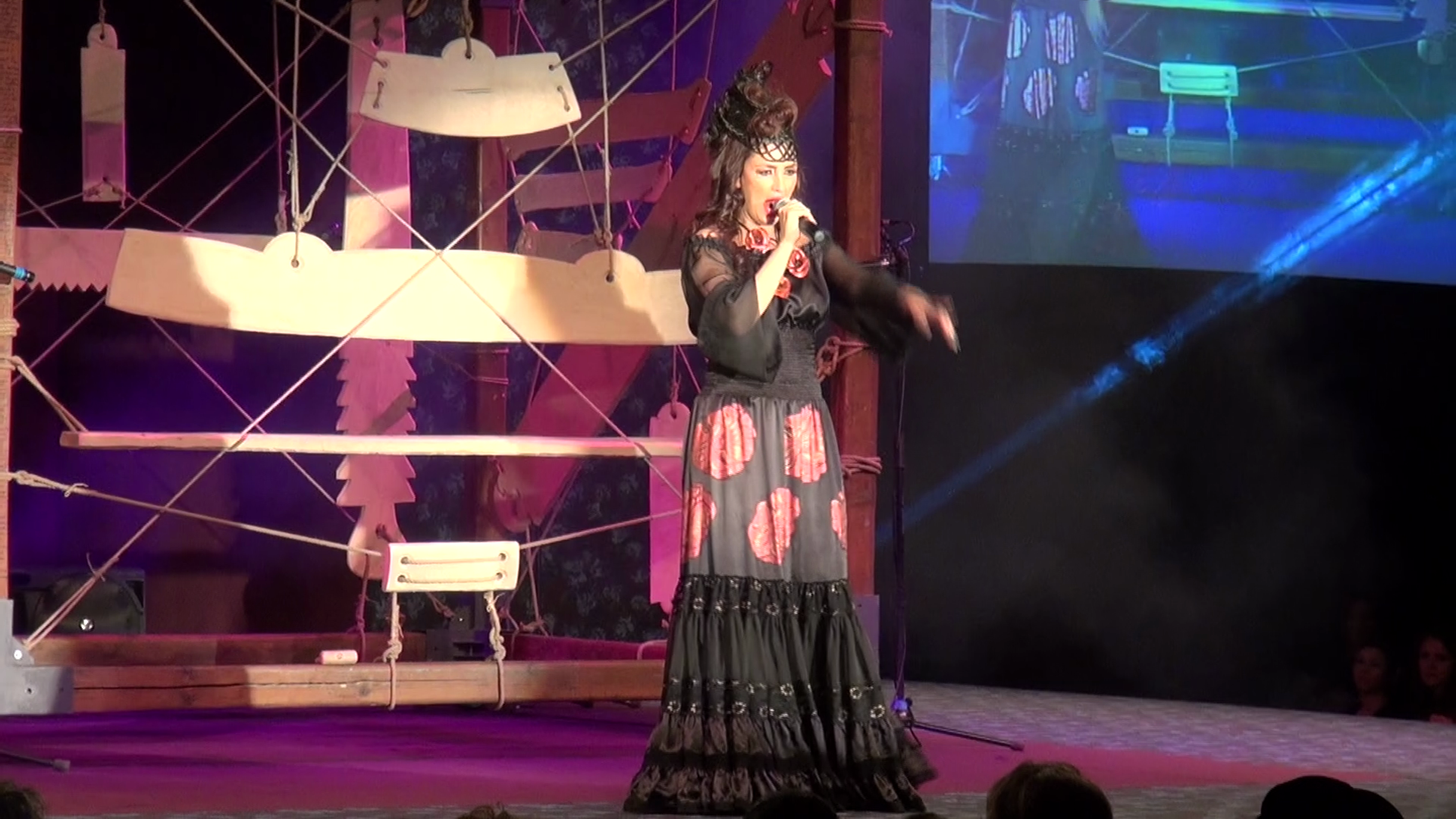 Cantareata si-a ales rochiile in functie de piesele pe care le-a interpretat