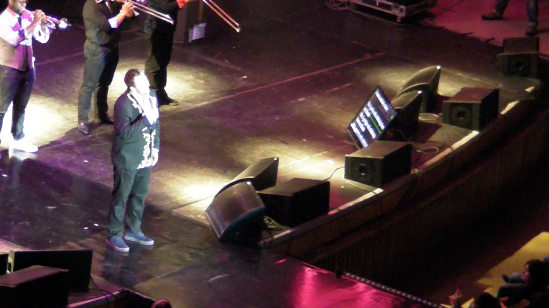 De teama sa nu incurce piesele si versurile, artistul si-a montat un prompter pe scena