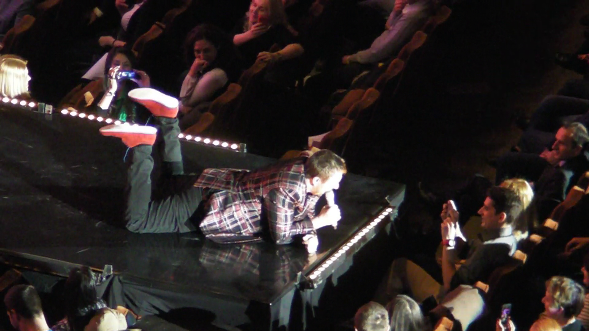 La un moment dat, Brenciu si-a sustinut recitalul de la orizonatala, abordand o coregrafie... socanta