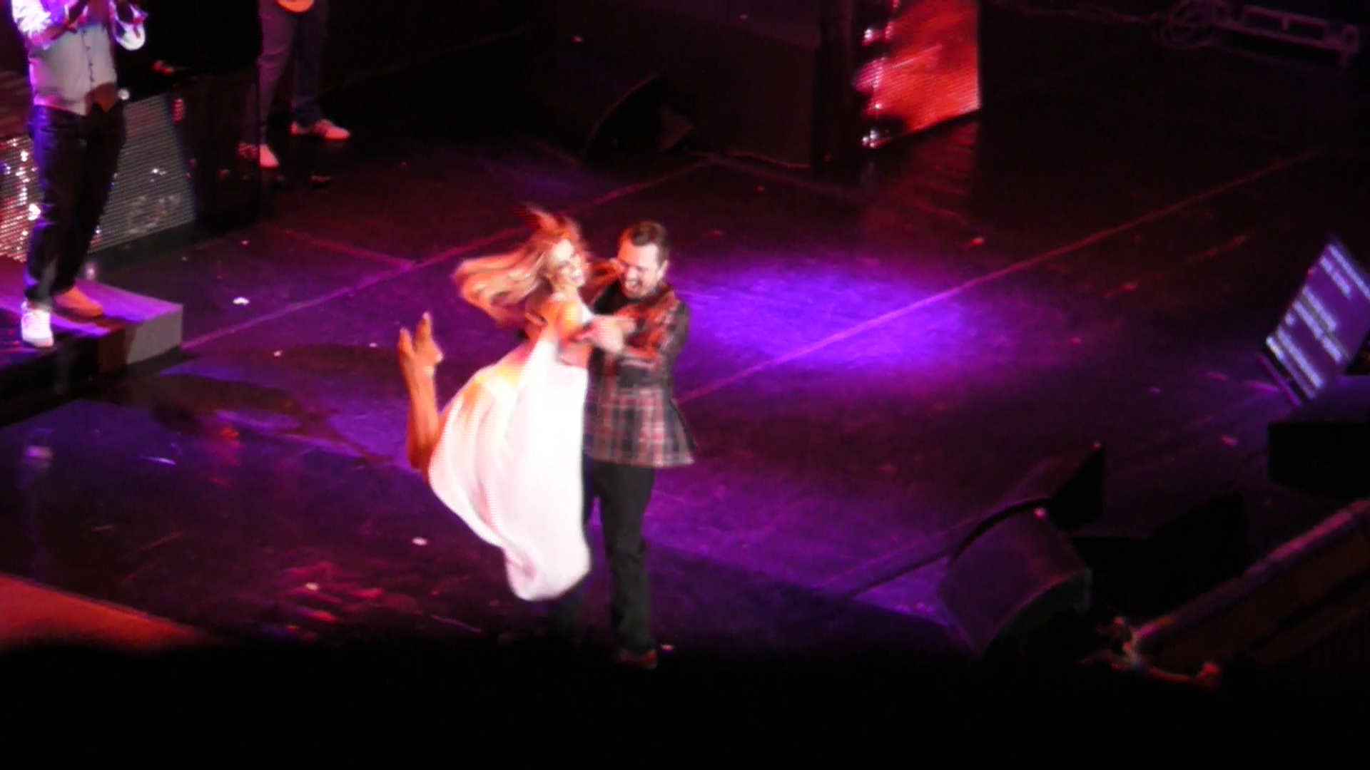 Artistul si-a luat pe sus partenera de vals