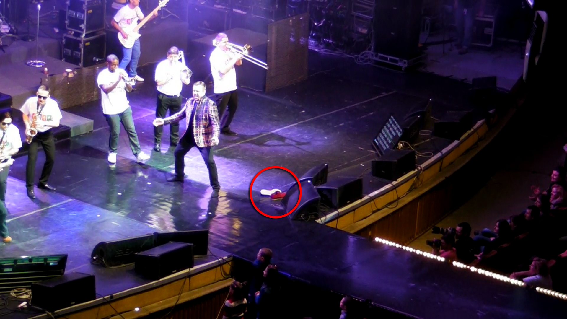 Incurcat probabil de pantofi, Brenciu a renuntat la ei si s-a dezlantuit