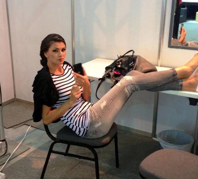 Ramona Gabor, şefă în Dubai! Uite cum arată bruneta atunci când nu are chef să muncească!