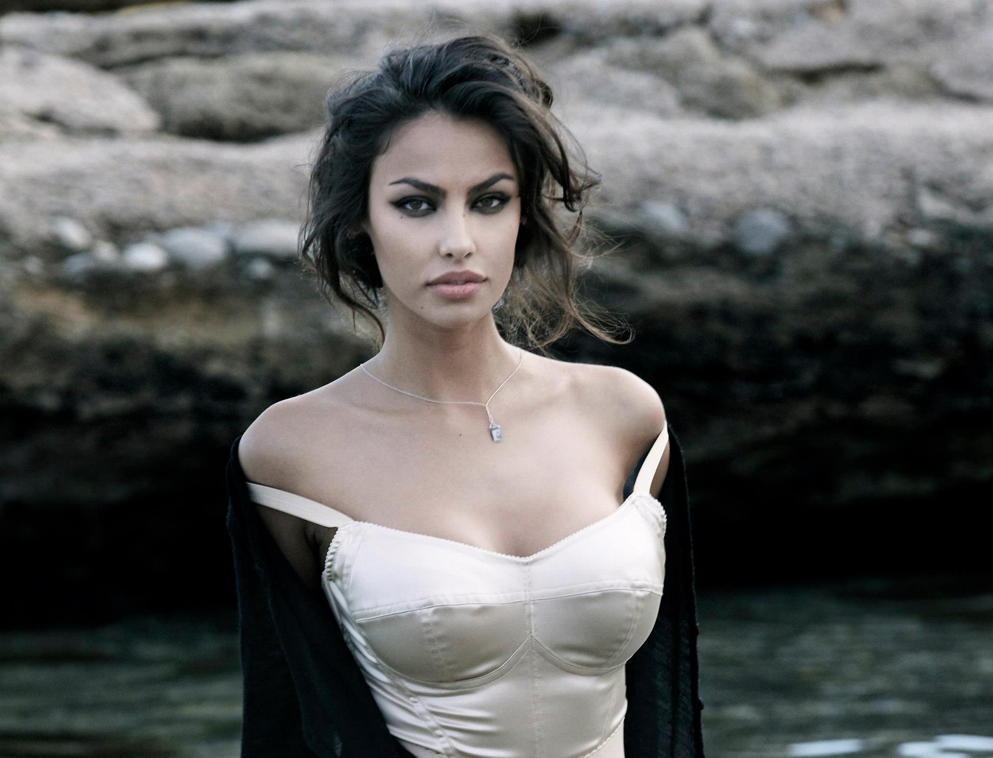 Mădălina Ghenea dă din casă! A vorbit despre relaţia cu Butler, dar şi despre cum era să fie răpită la Milano! Vezi ce a păţit!