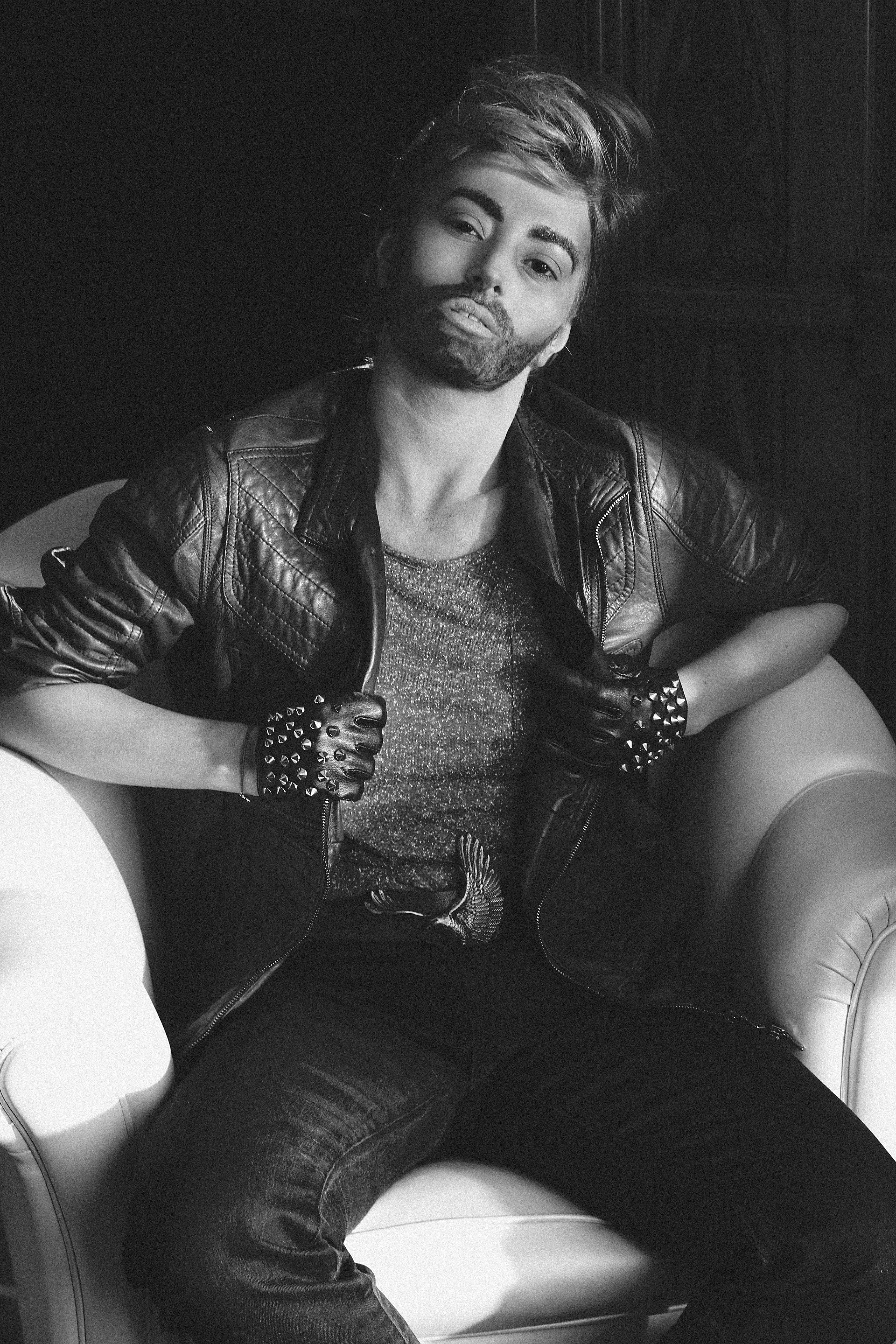 Ai să rămâi şocat şi n-ai să ghiceşti nici într-o mie de ani despre cine e vorba! O sexy vedetă din ţară s-a transformat în bărbat