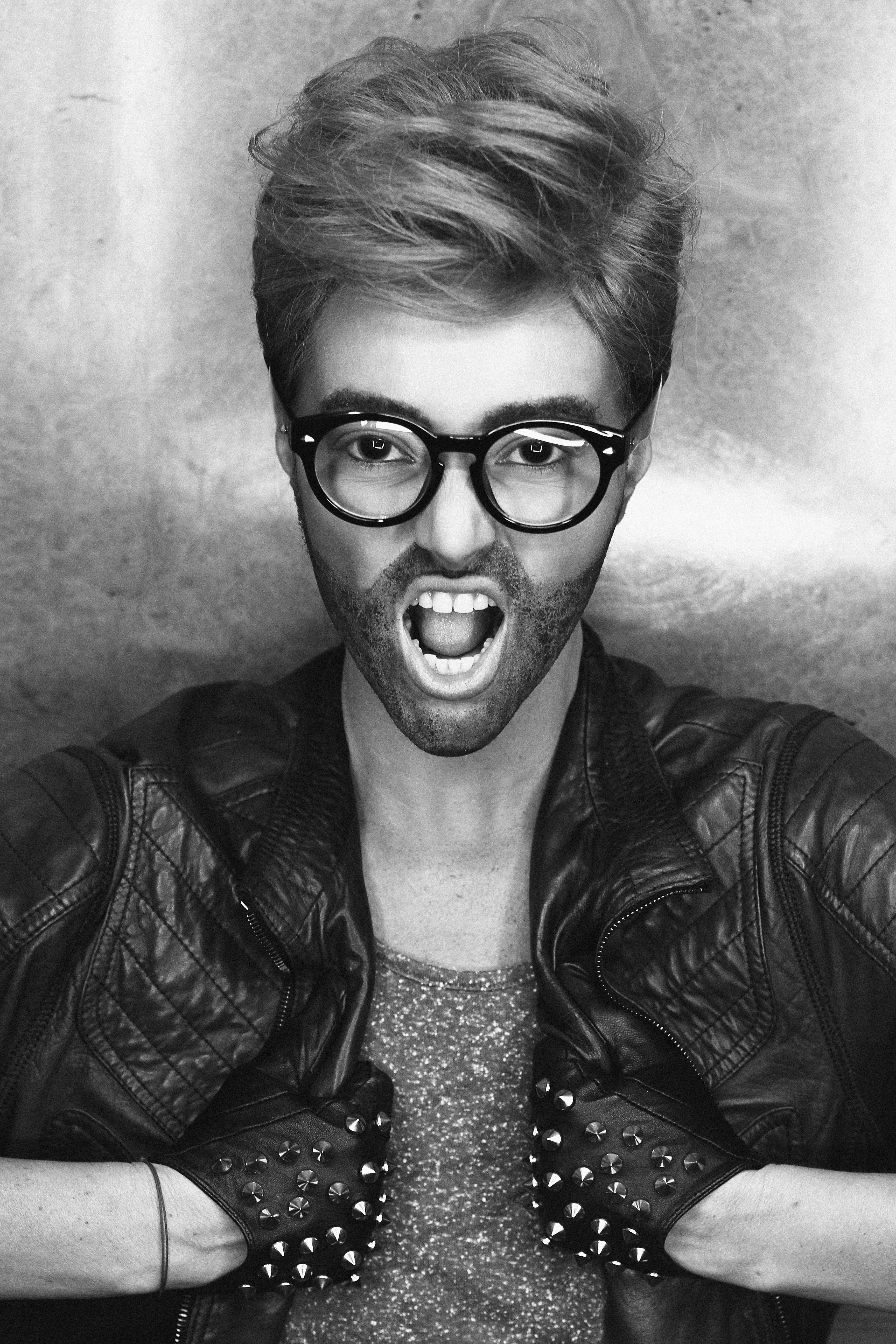 Ai să rămâi şocat şi n-ai să ghiceşti nici într-o mie de ani despre cine e vorba! O sexy vedetă din ţară s-a transformat în bărbat