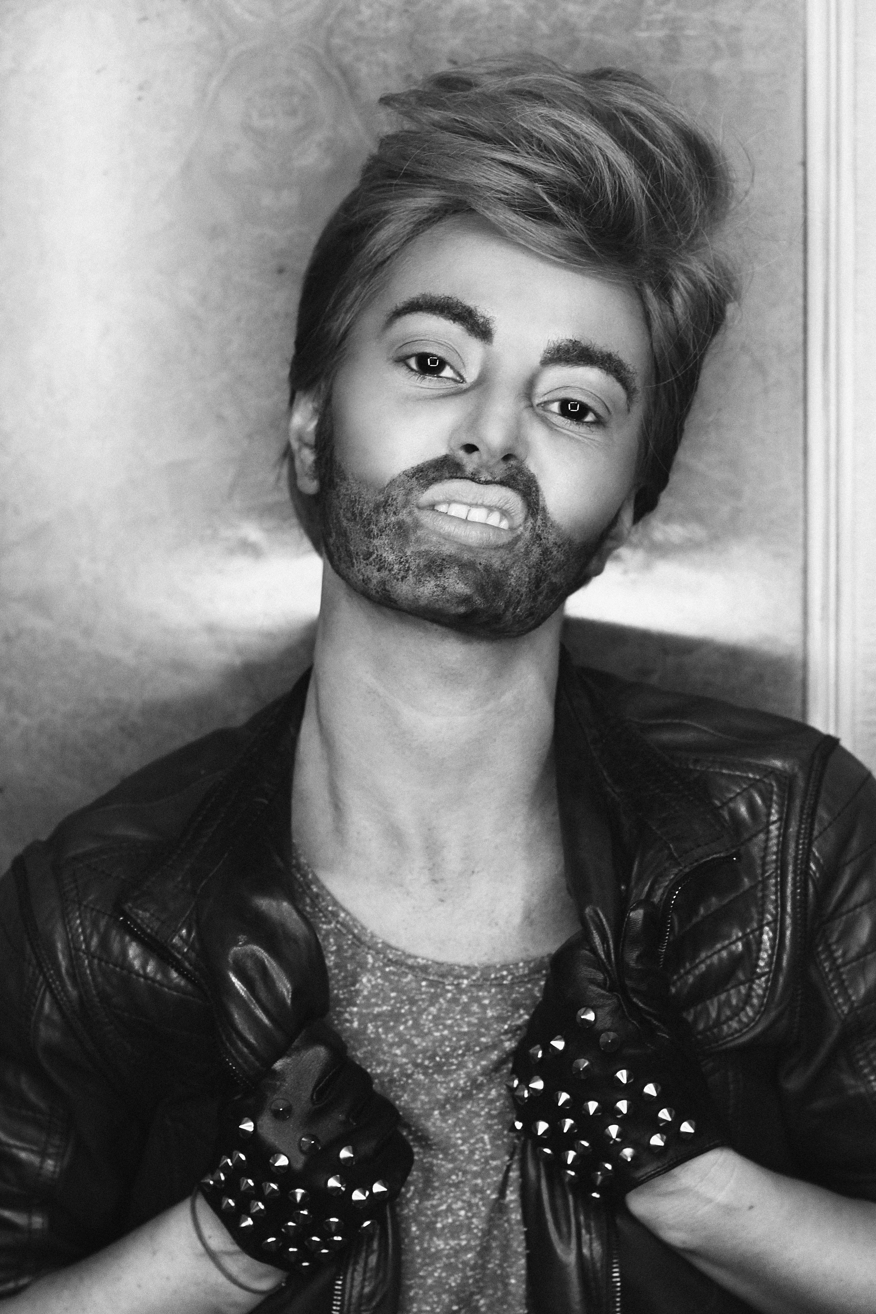 Ai să rămâi şocat şi n-ai să ghiceşti nici într-o mie de ani despre cine e vorba! O sexy vedetă din ţară s-a transformat în bărbat