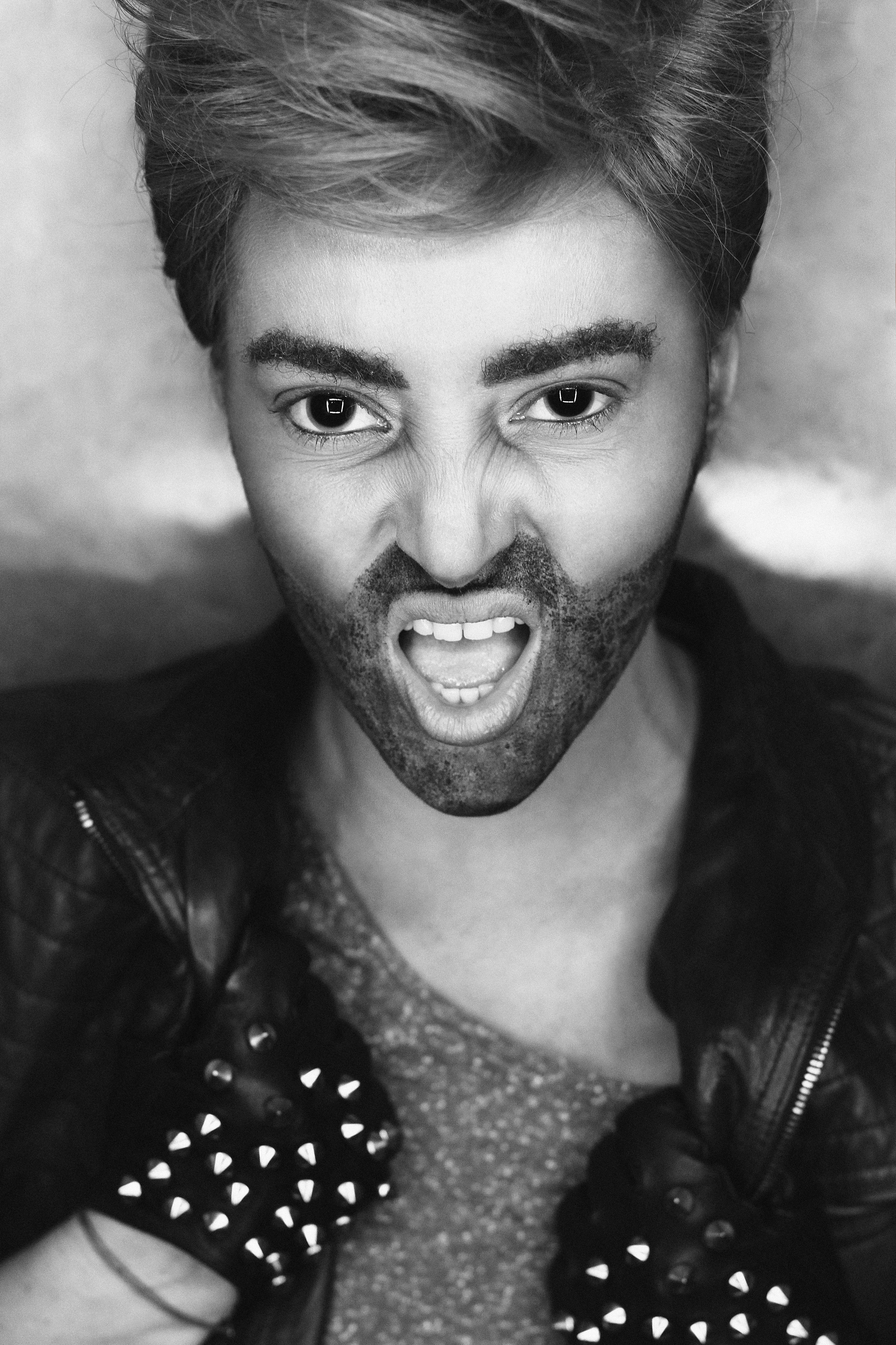 Ai să rămâi şocat şi n-ai să ghiceşti nici într-o mie de ani despre cine e vorba! O sexy vedetă din ţară s-a transformat în bărbat