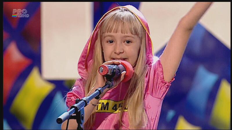 Nebunie totală! O copilă i-a năucit pe juraţi cu dansul ei! Mama ei a fost aşa de fericită, încât i s-au întărit sfârcurile!