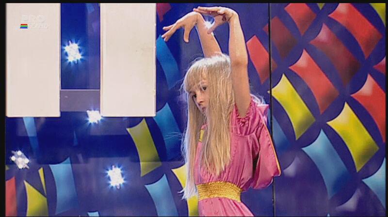 Nebunie totală! O copilă i-a năucit pe juraţi cu dansul ei! Mama ei a fost aşa de fericită, încât i s-au întărit sfârcurile!