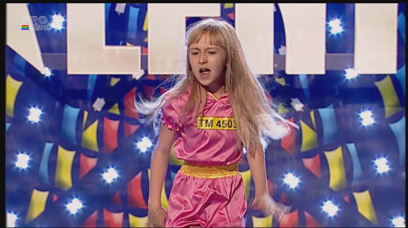 Nebunie totală! O copilă i-a năucit pe juraţi cu dansul ei! Mama ei a fost aşa de fericită, încât i s-au întărit sfârcurile!