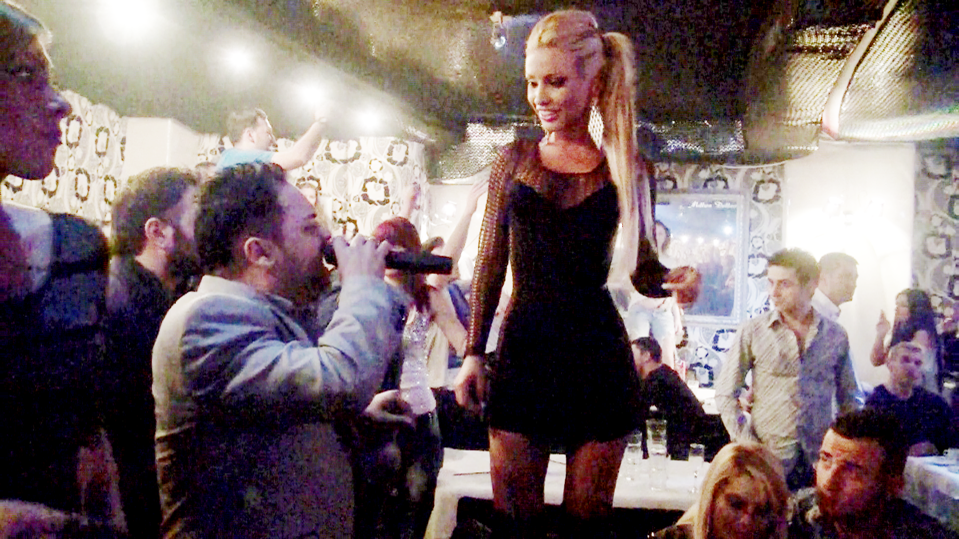 Loredana Chivu a ales acelasi model de rochie pentru o seara 