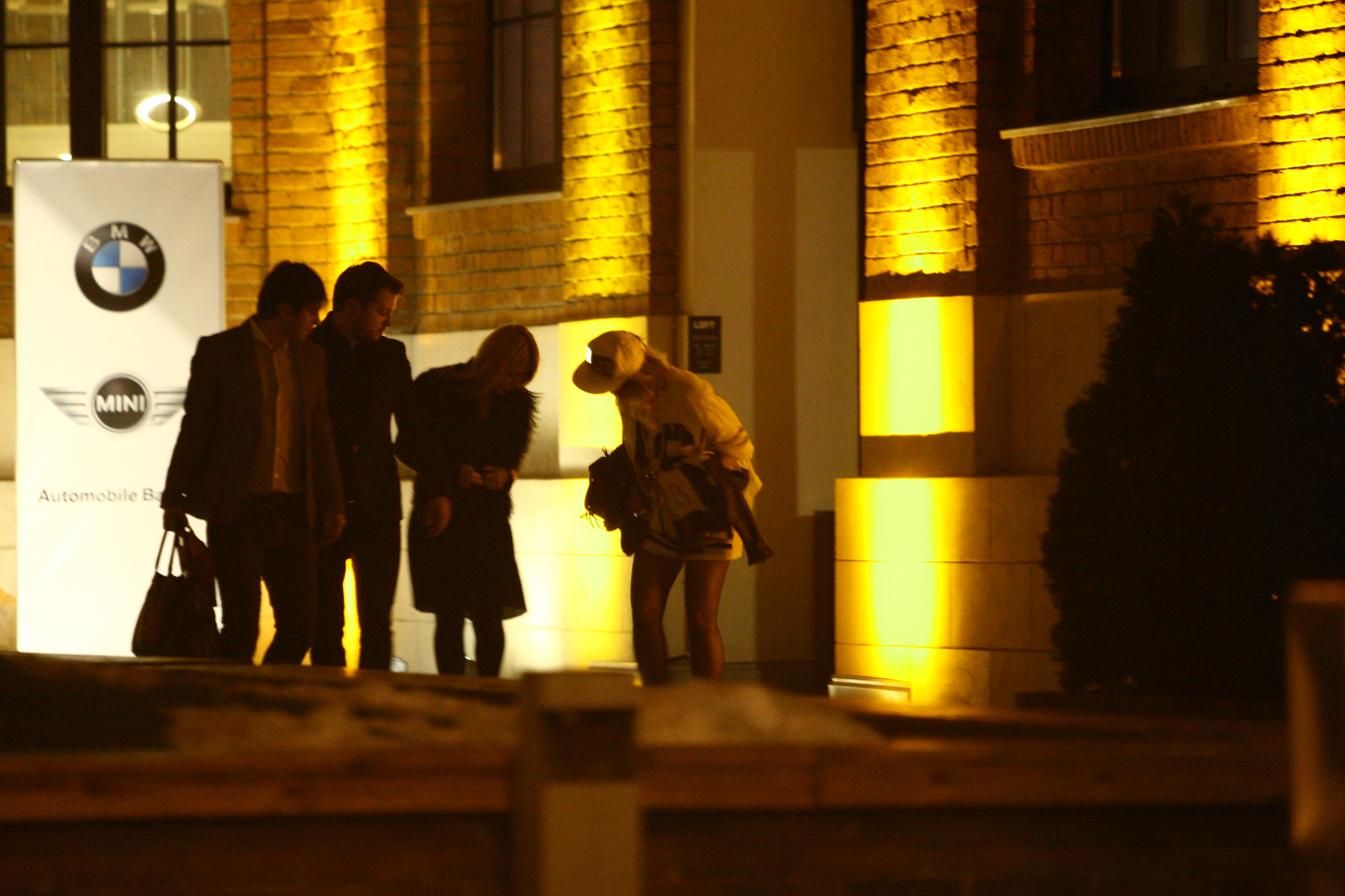 Dupa concert, Delia se descalta de tocurile foarte inalte