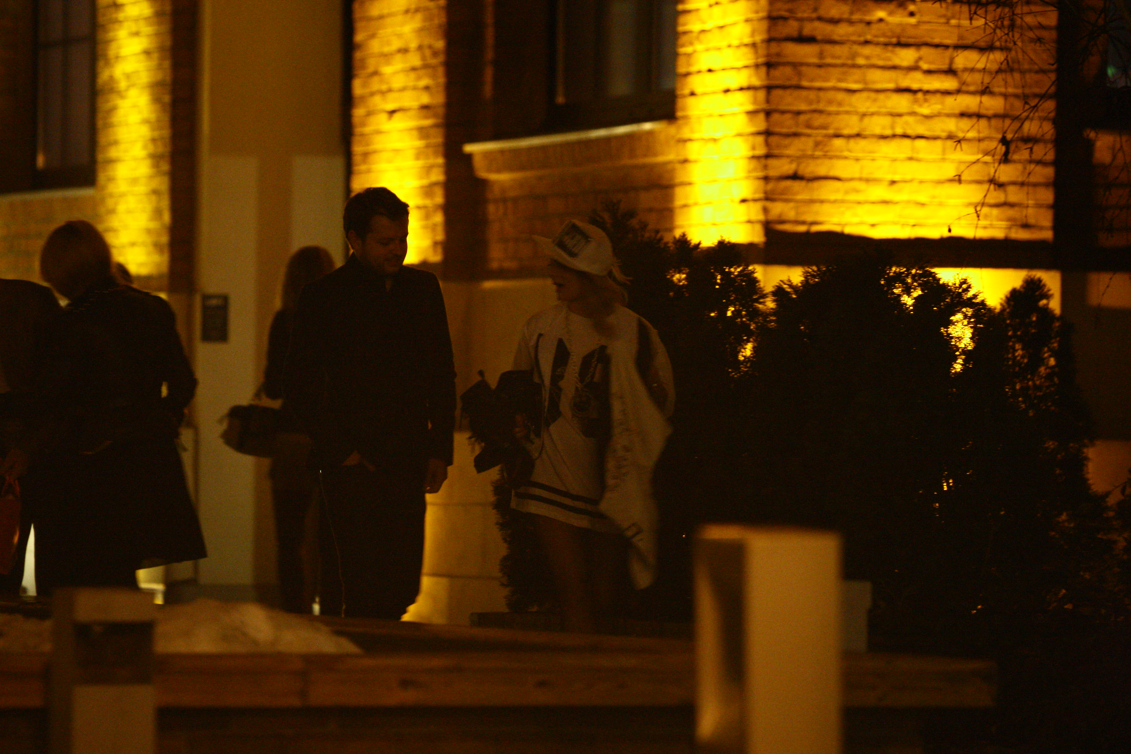 Cantareata pleaca din restaurant alaturi de un prieten