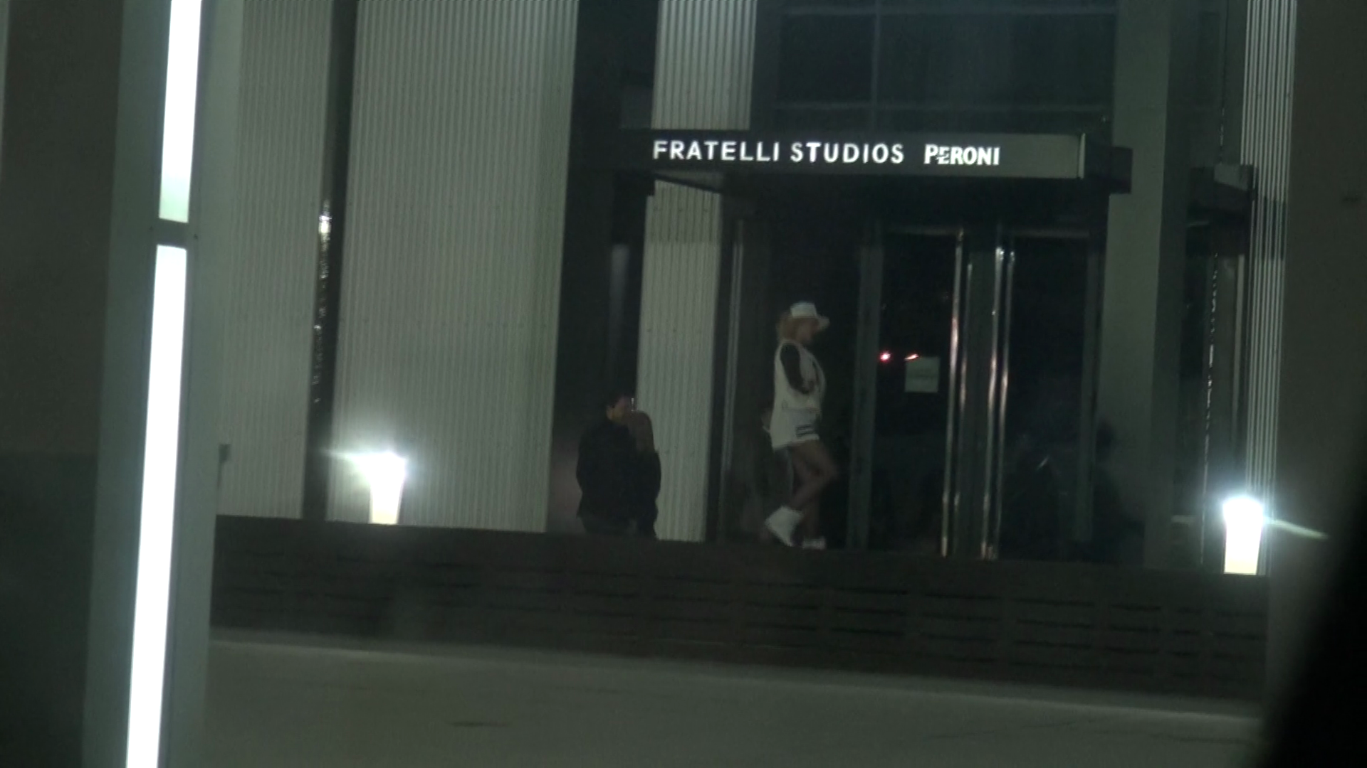 Pusa pe sotii, blonda nu s-a putut abtine nici in fata unui club de fite