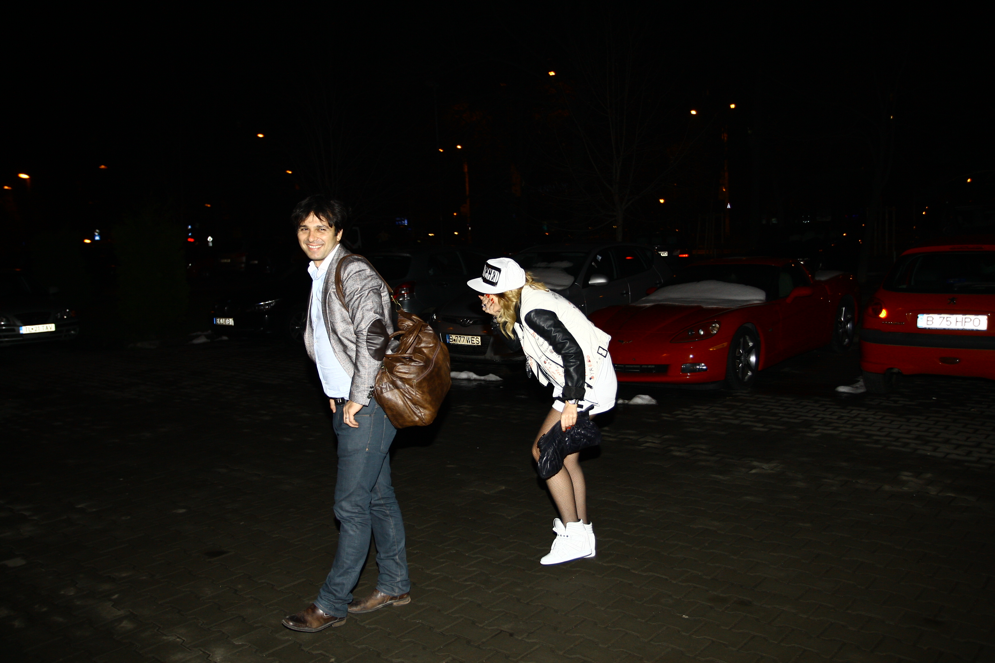 Un prieten i-a speriat pe cei doi soti, inainte ca ei sa intre in imobil