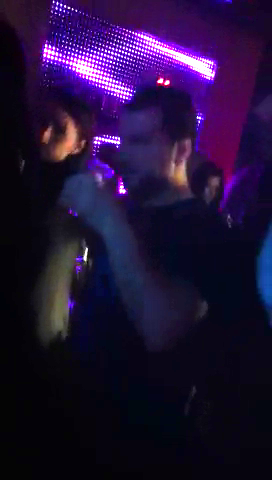 Fizz a stat intreaga seara la bar si a baut singur