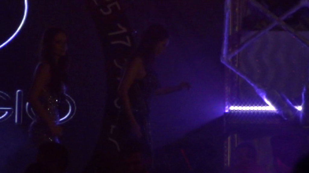 Tanara se chinuieste sa coboare treptele