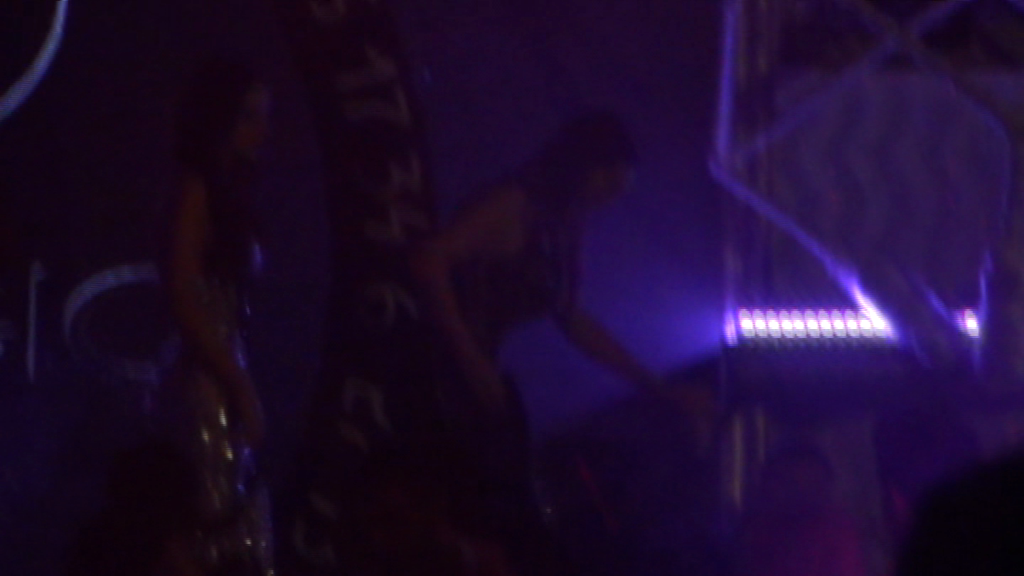 Pentru ca rochia era foarte lunga, Iuliana a avut nevoie de ajutor sa poata cobora de pe scena