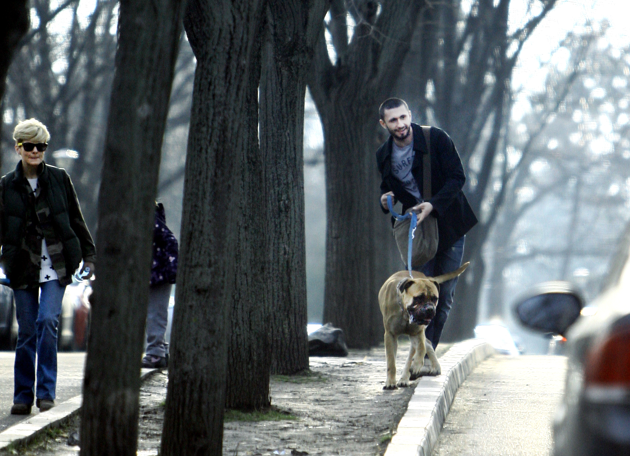 Dragos Bucur se plimba linistit cu cainele si familia prin parc