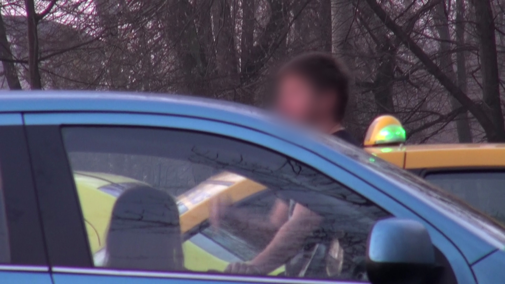 Tanarul opreste un taxi si-l roaga pe sofer sa-l ajute