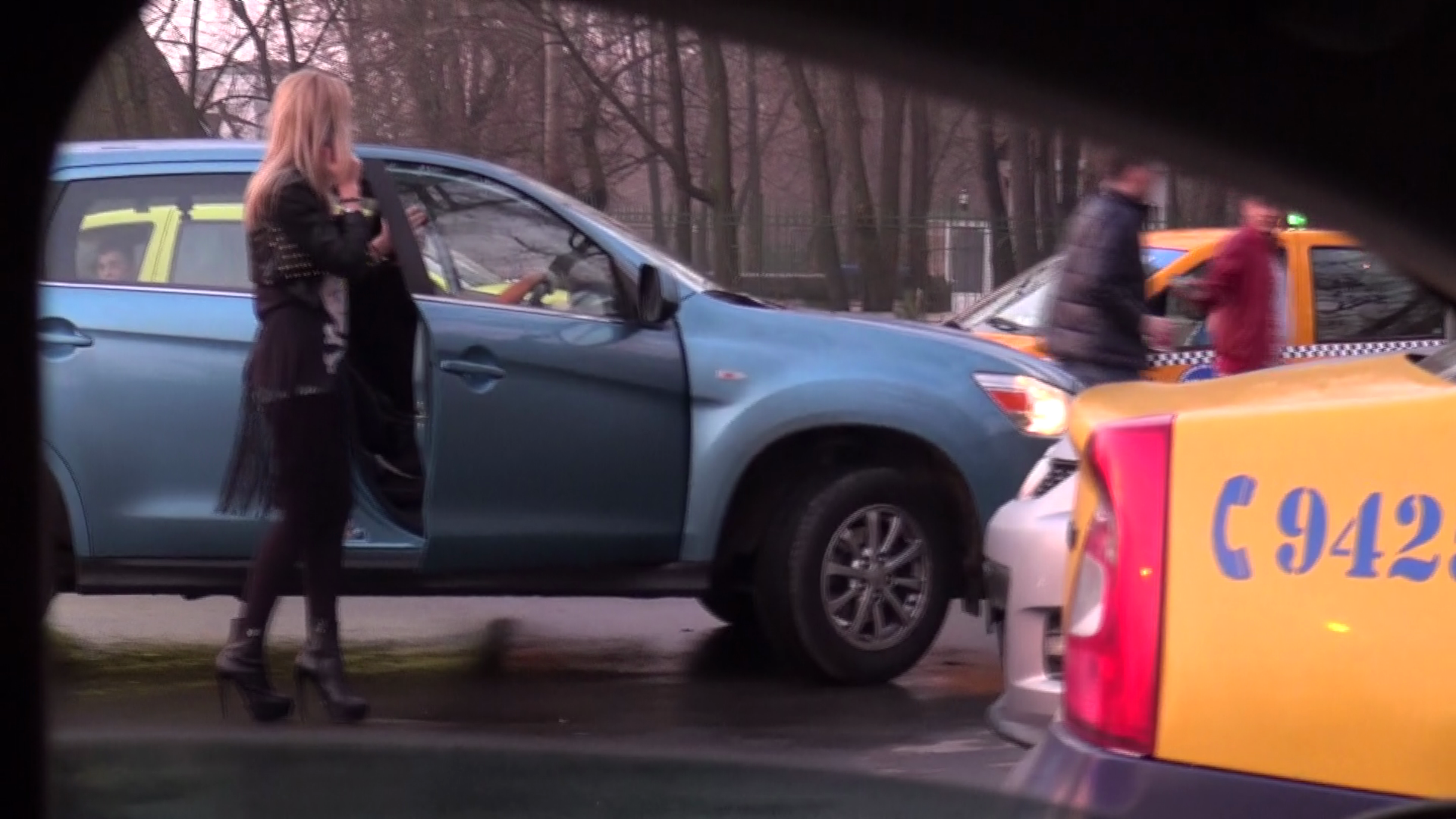 Crisan se urca pe locul din dreapta si asteapta sa plece spre casa