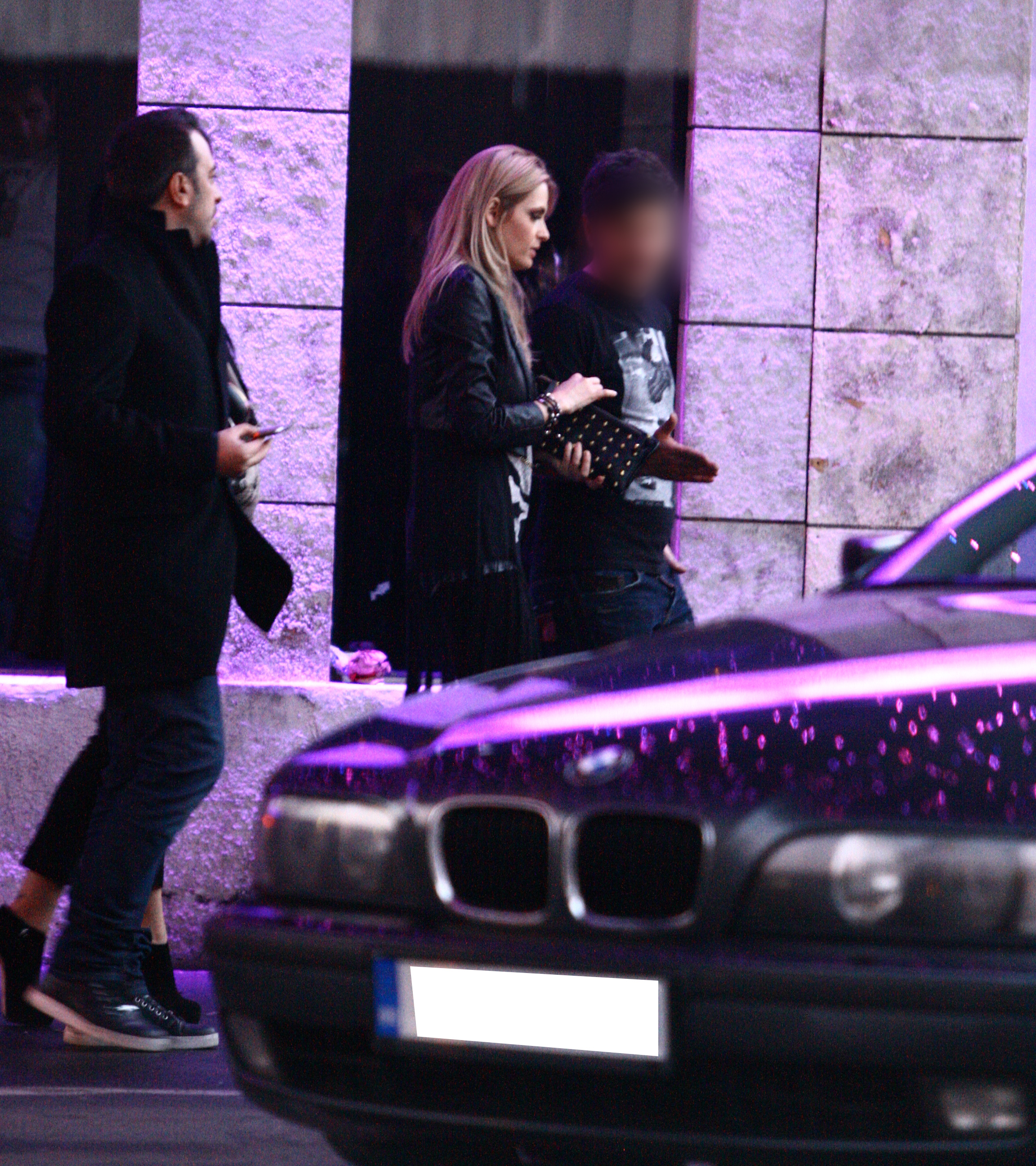 Alina si barbatul ies impreuna din clubul unde s-au distrat intreaga seara