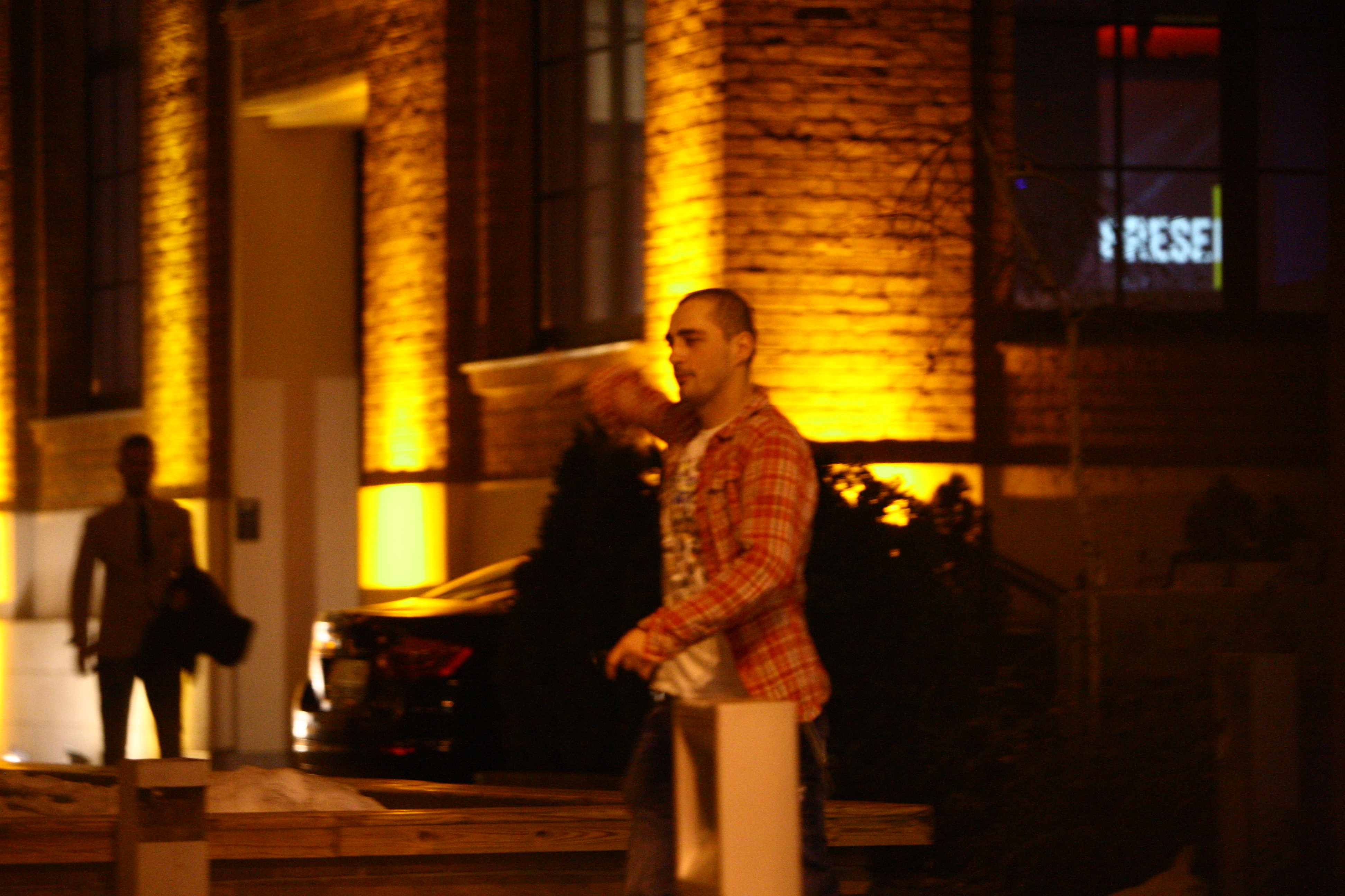 Gesticuleaza si saluta pe cineva