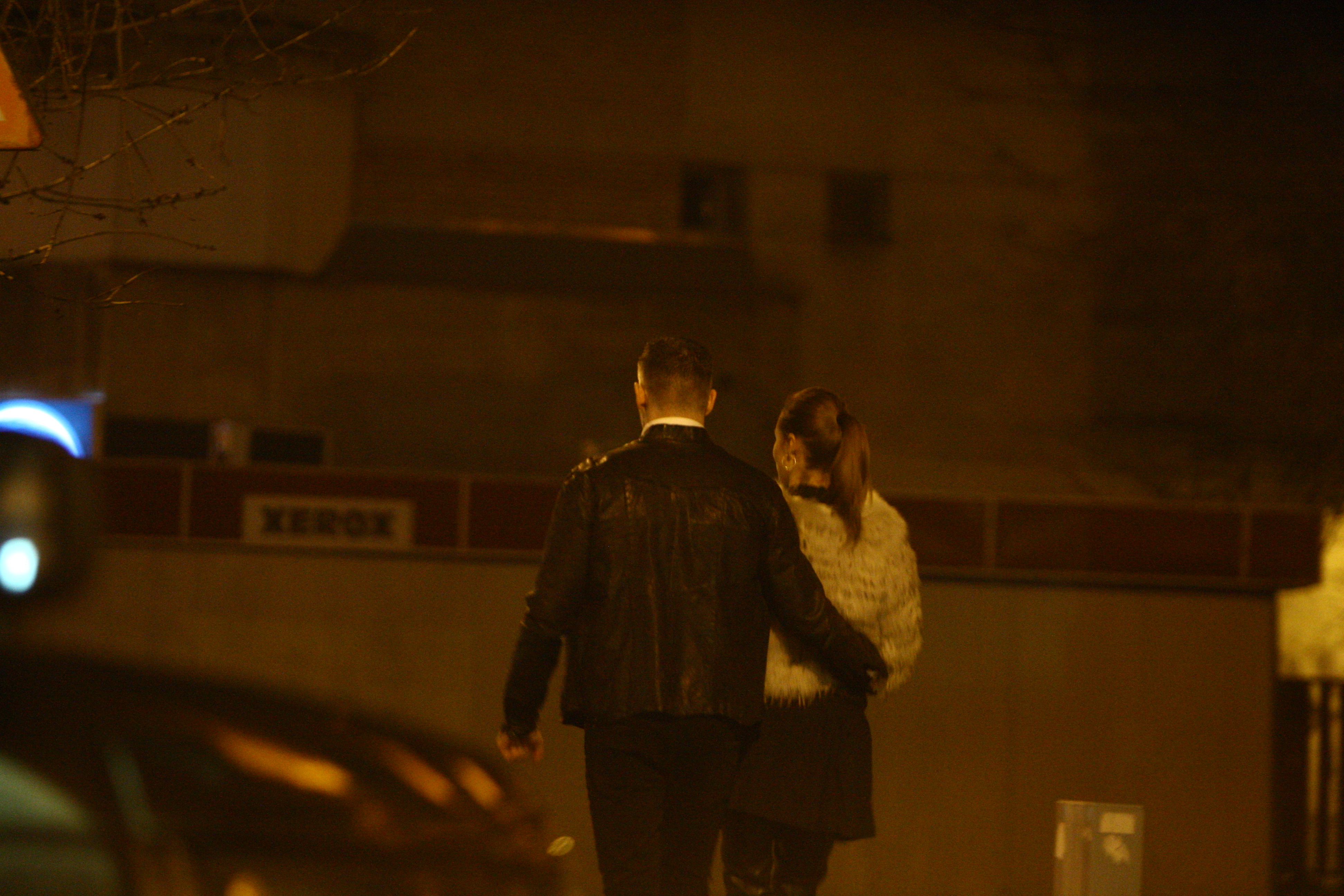 Omul de afaceri o tine protector de mijloc