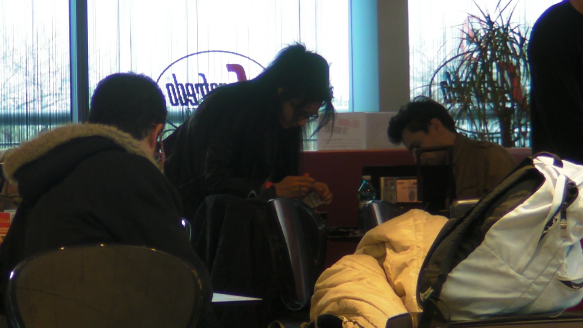 Bruneta isi pune repede zahar in cafea pentru a iesi mai repede sa fumeze