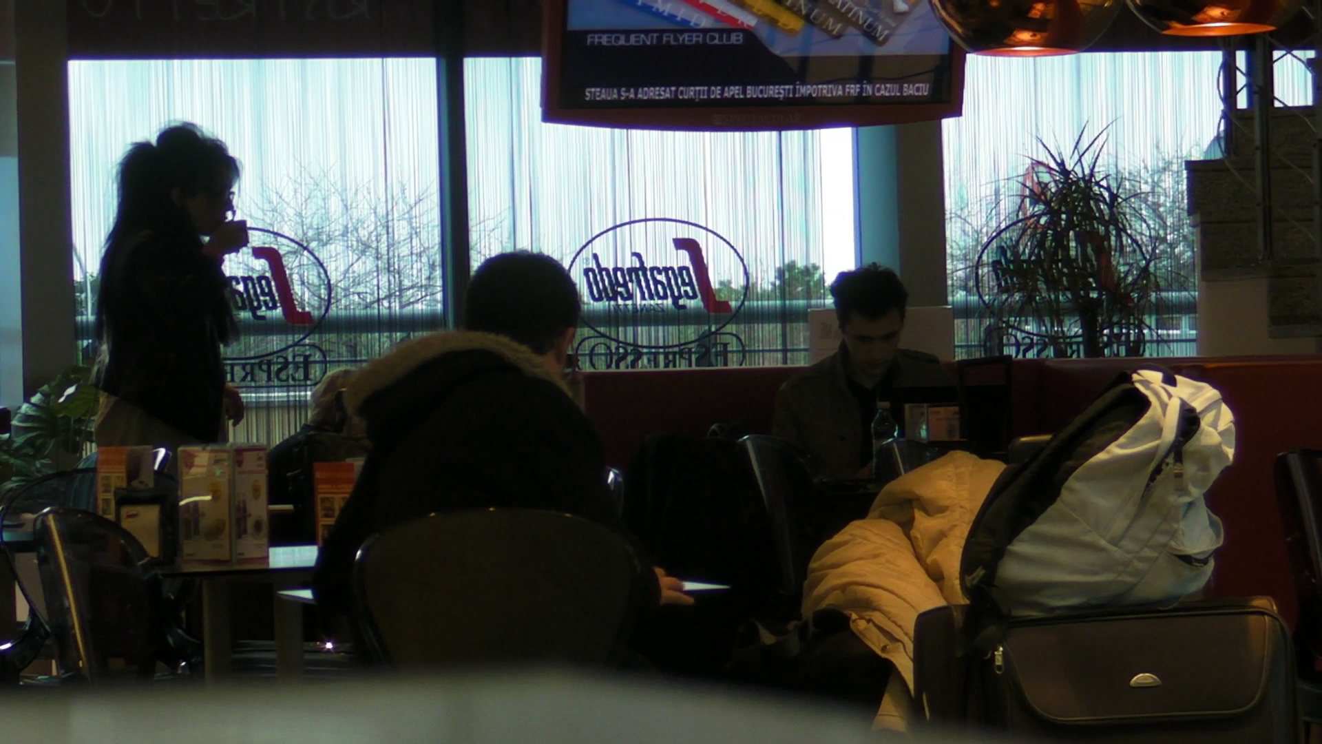 Inainte de a iesi pe terasa, Wanda ii explica prietenului ei ce sa lucreze pe laptop