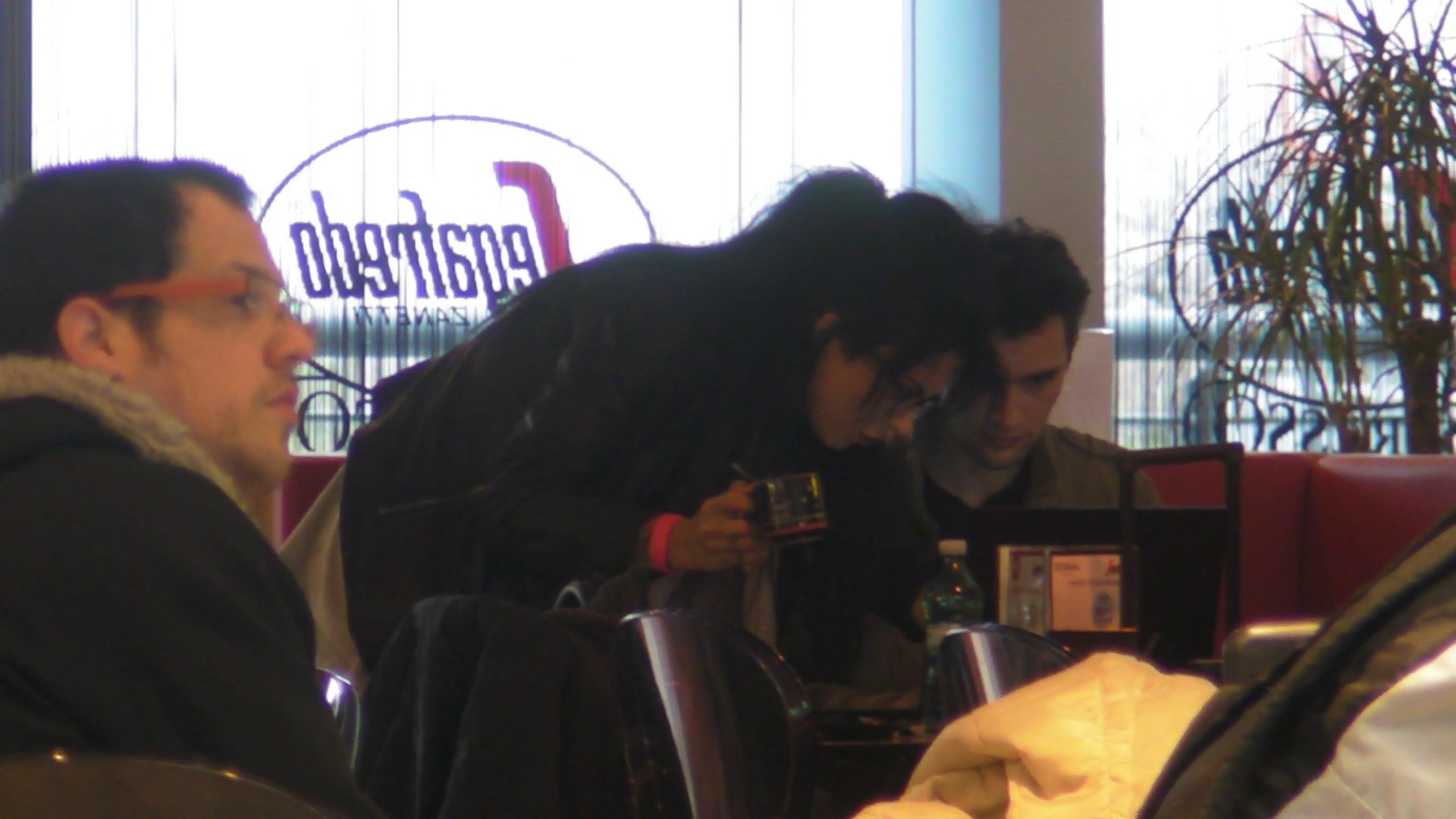 Pentru ca nu intelegea, bruneta se intoarce sa-i explice mai bine tanarului