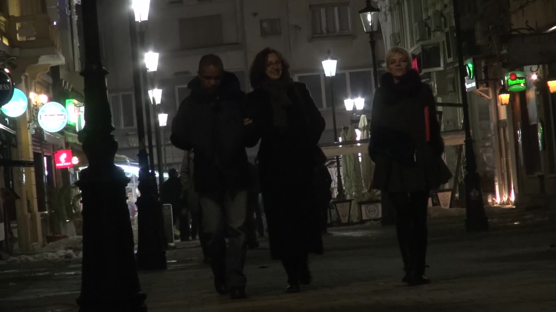 Geanina a vorbit cu amicii sai in limba engleza, semn ca acestia nu sunt romani