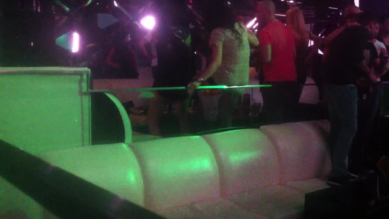 In timp ce danseaza, Roxana isi mangaie prietena pe picior