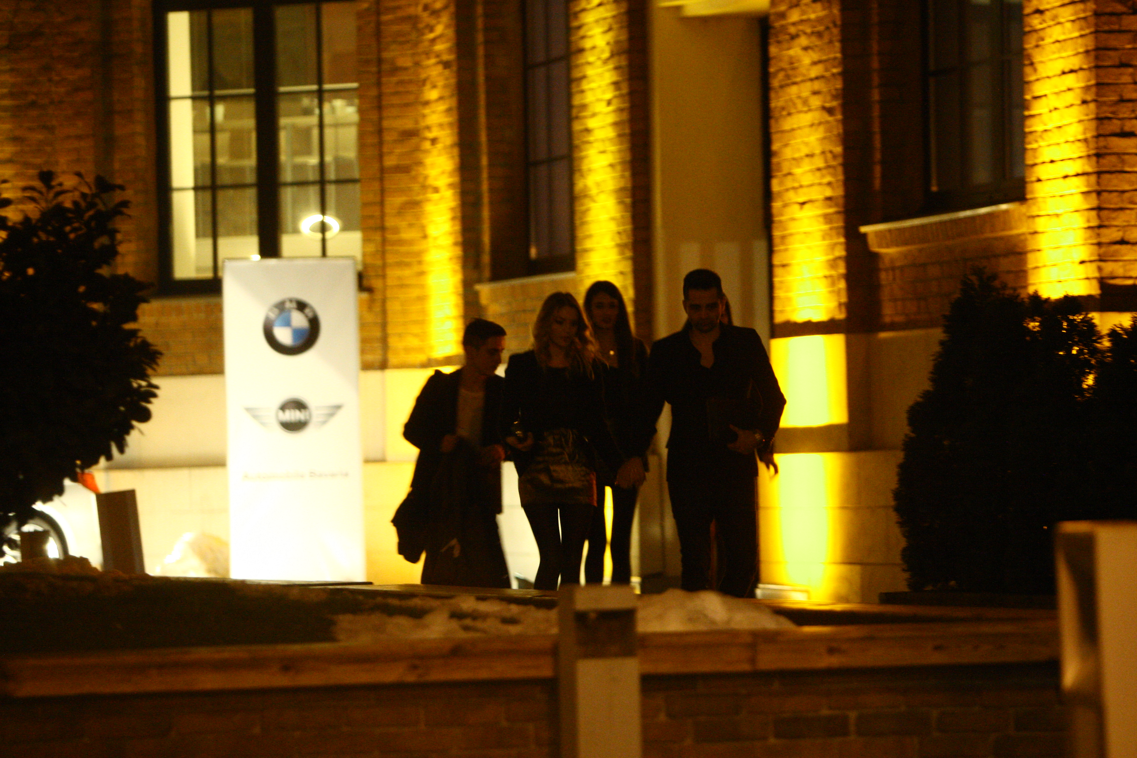 Primul care paraseste localul este Mihai Gruia, de mana cu sotia lui Laura