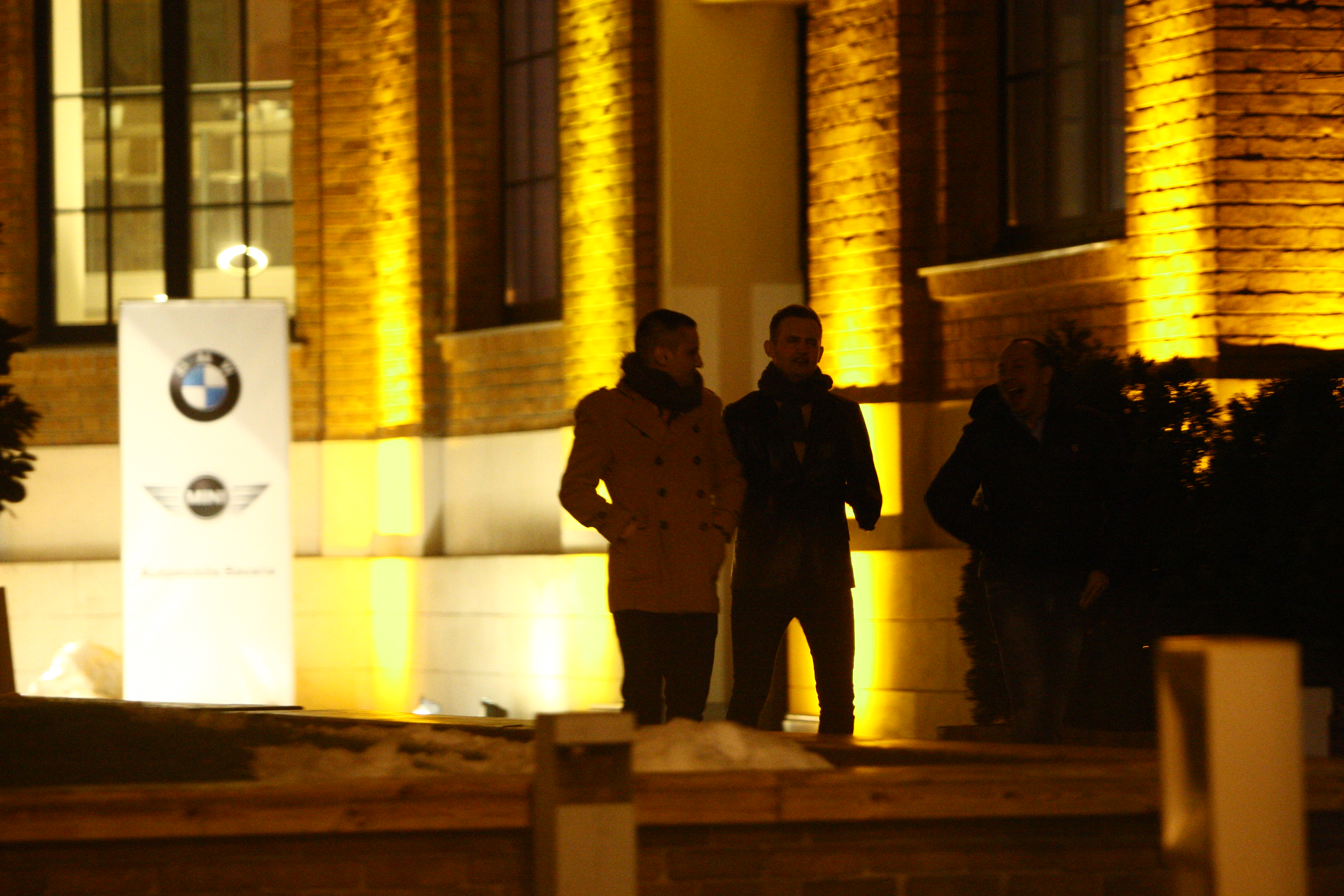 Sorin iese din club alaturi de doi prieteni