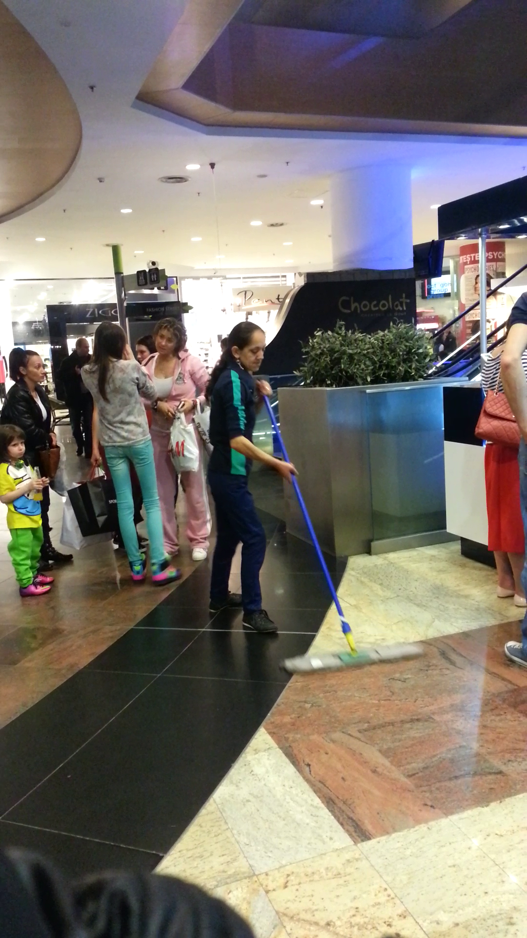 Anamaria Prodan a iesit la cumparaturi alaturi de fiul si cele doua fiice ale sale