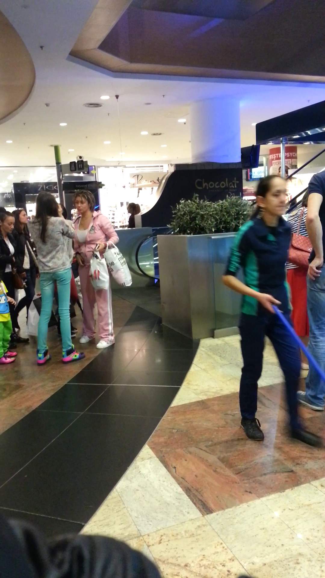 Sexy Impresara a iesit din casa imbracata intr-un trening roz