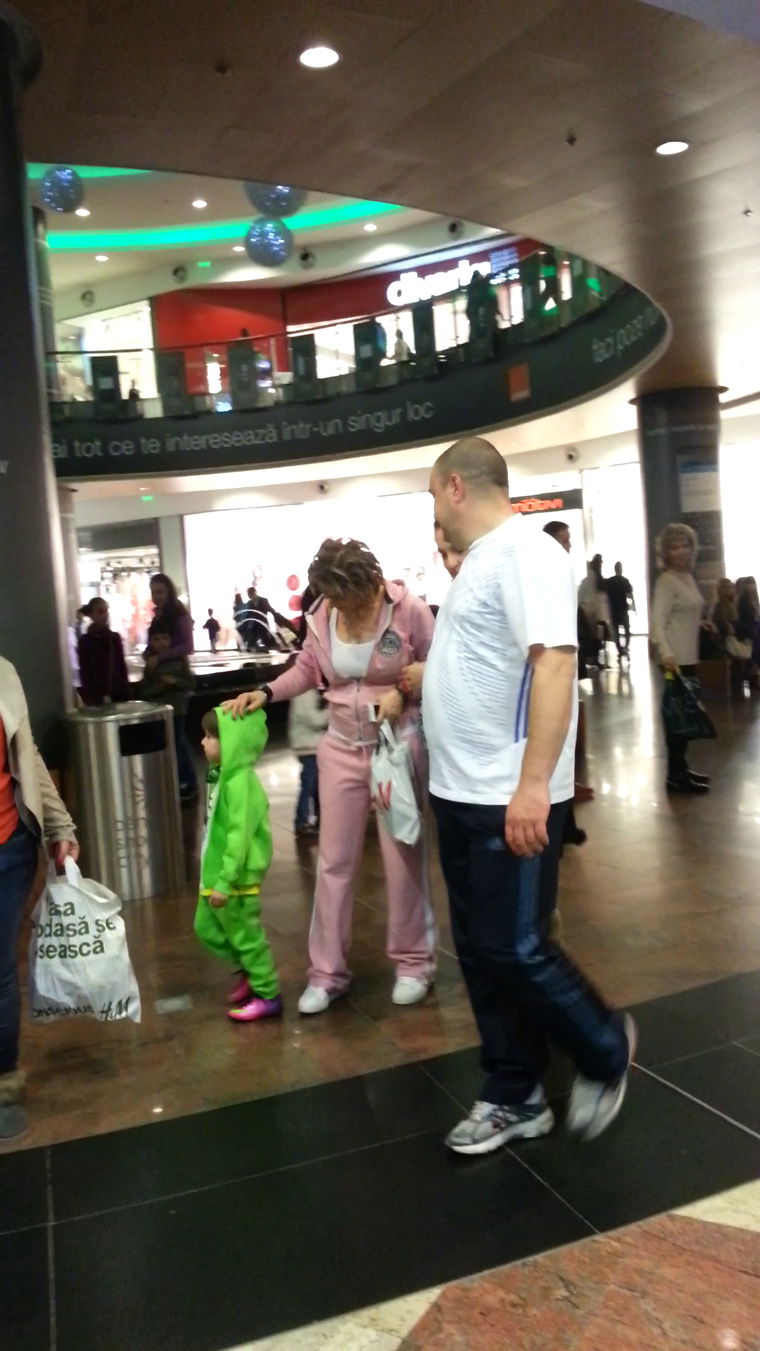 Dupa ce fetele au plecat prin magazine, Prodanca a ramas doar cu Reghe Jr.