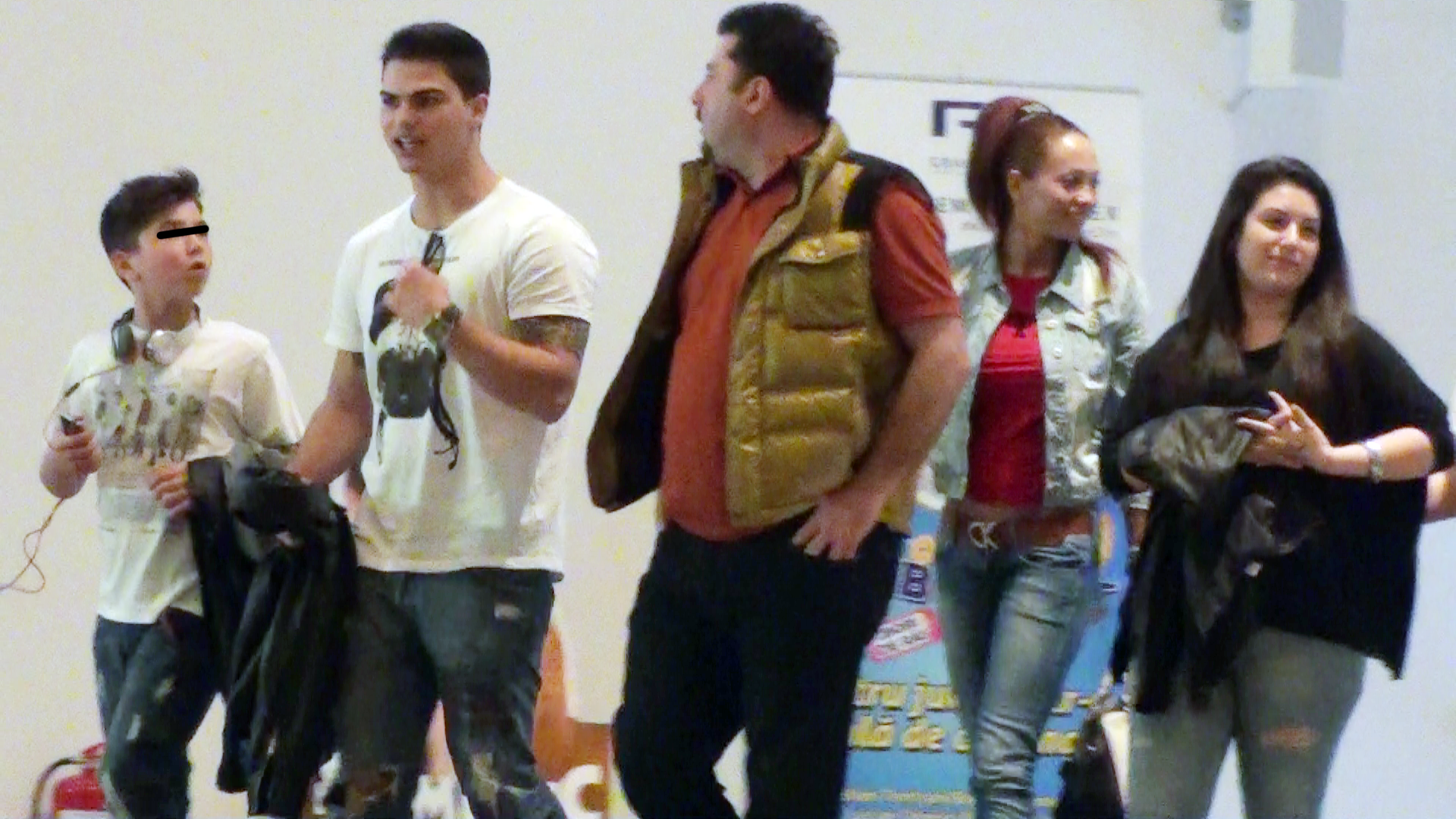 Micutul fan este fascinat de dansator